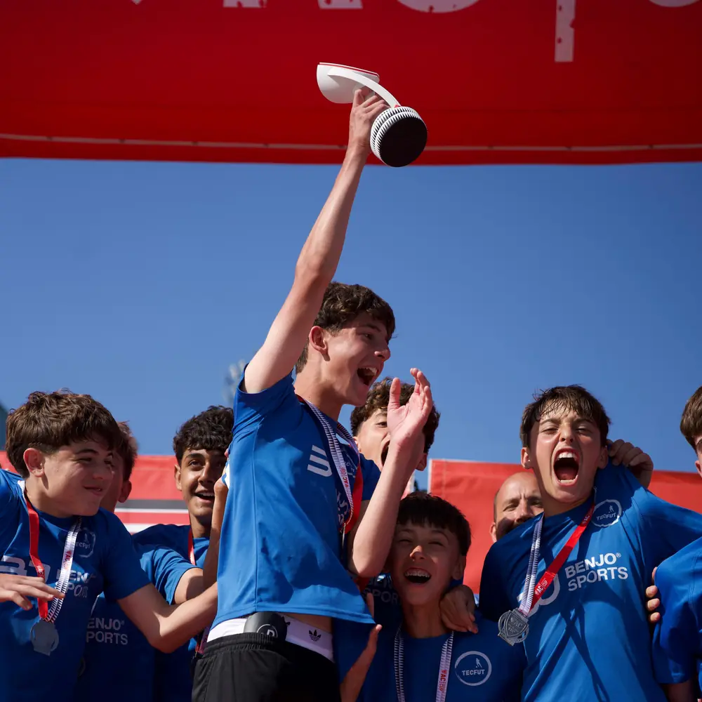 Un equipo levanta el trofeo de AC CUP en Lezama